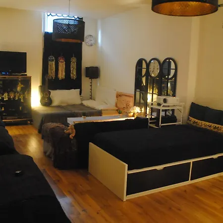 לינה וארוחת בוקר Bohemian House